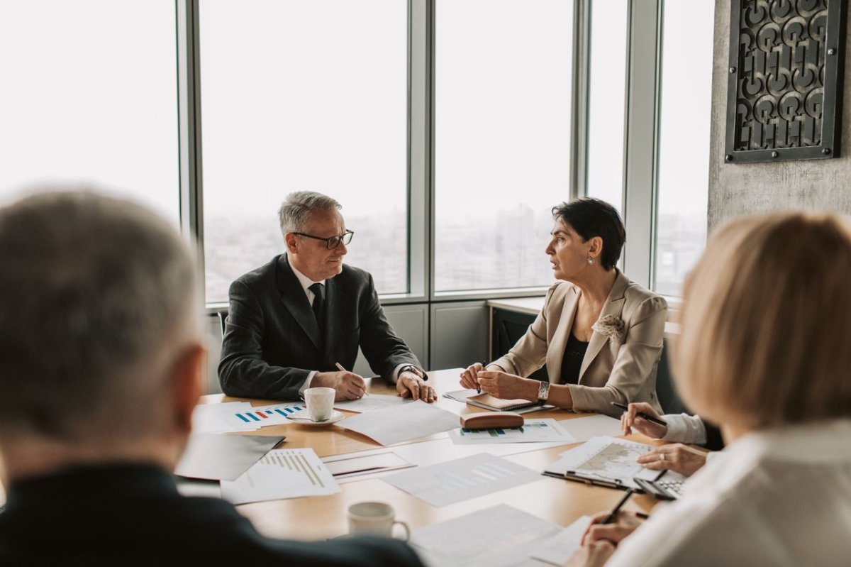 Échange entre professionnels autour d’une table de réunion — photo d’illustration