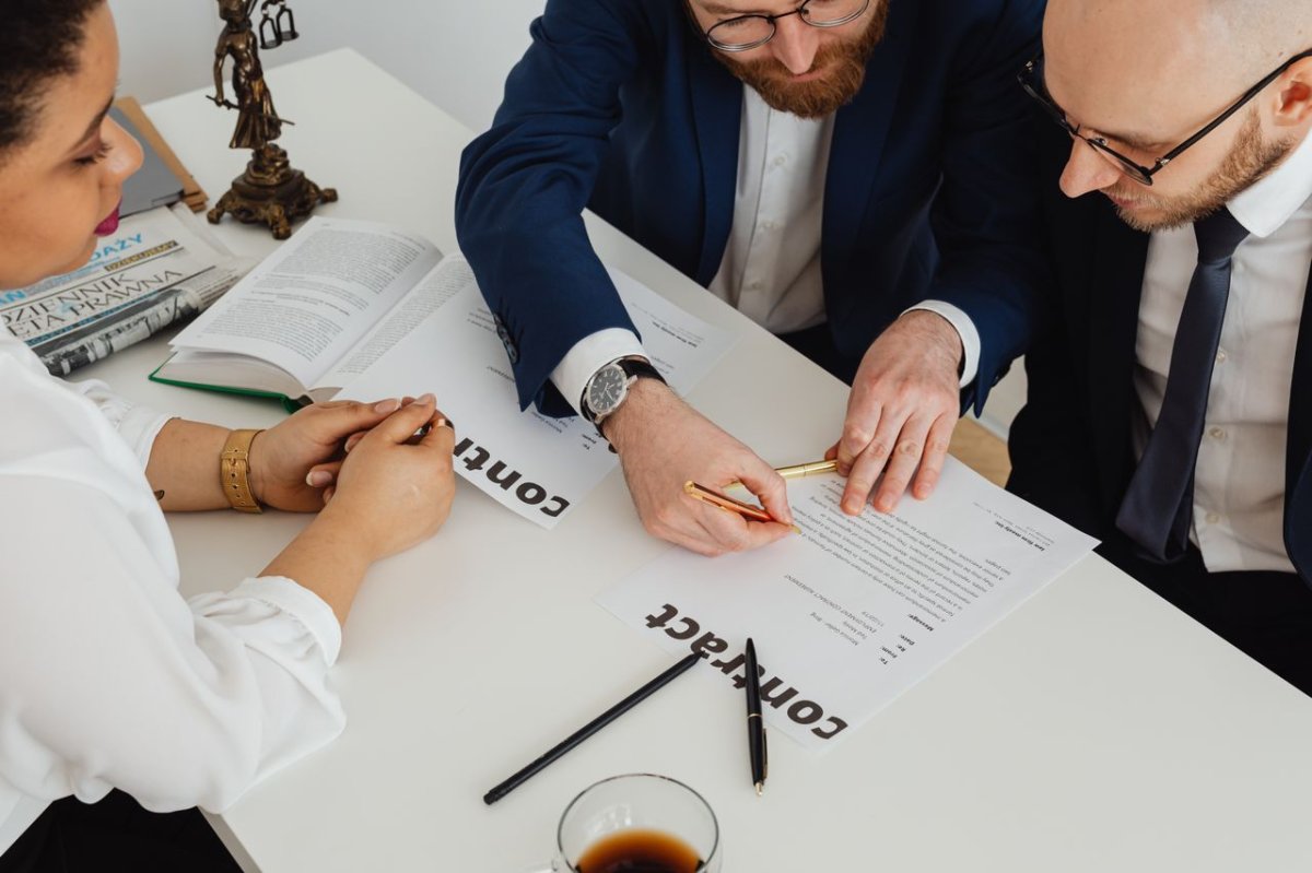 Professionnels examinant des documents ensemble — photo d’illustration